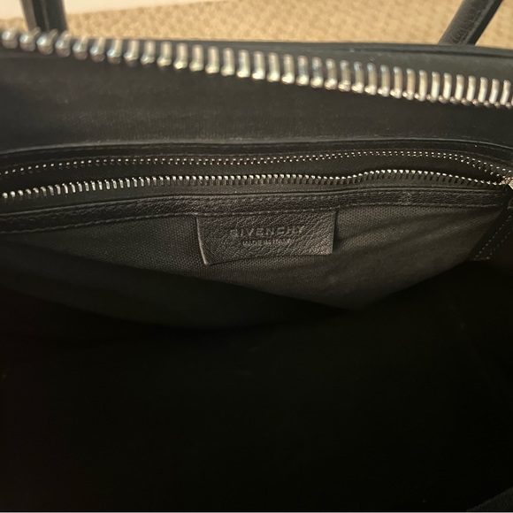 Givenchy Medium Antigona bag in grained leather - Picture 12 of 15